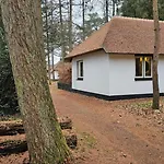 בית נופש Familiehuis De Lariks - 12 Persoons Op De Veluwe אוטרלו